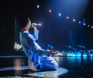 cantor de k-pop se apresenta para público em estádio