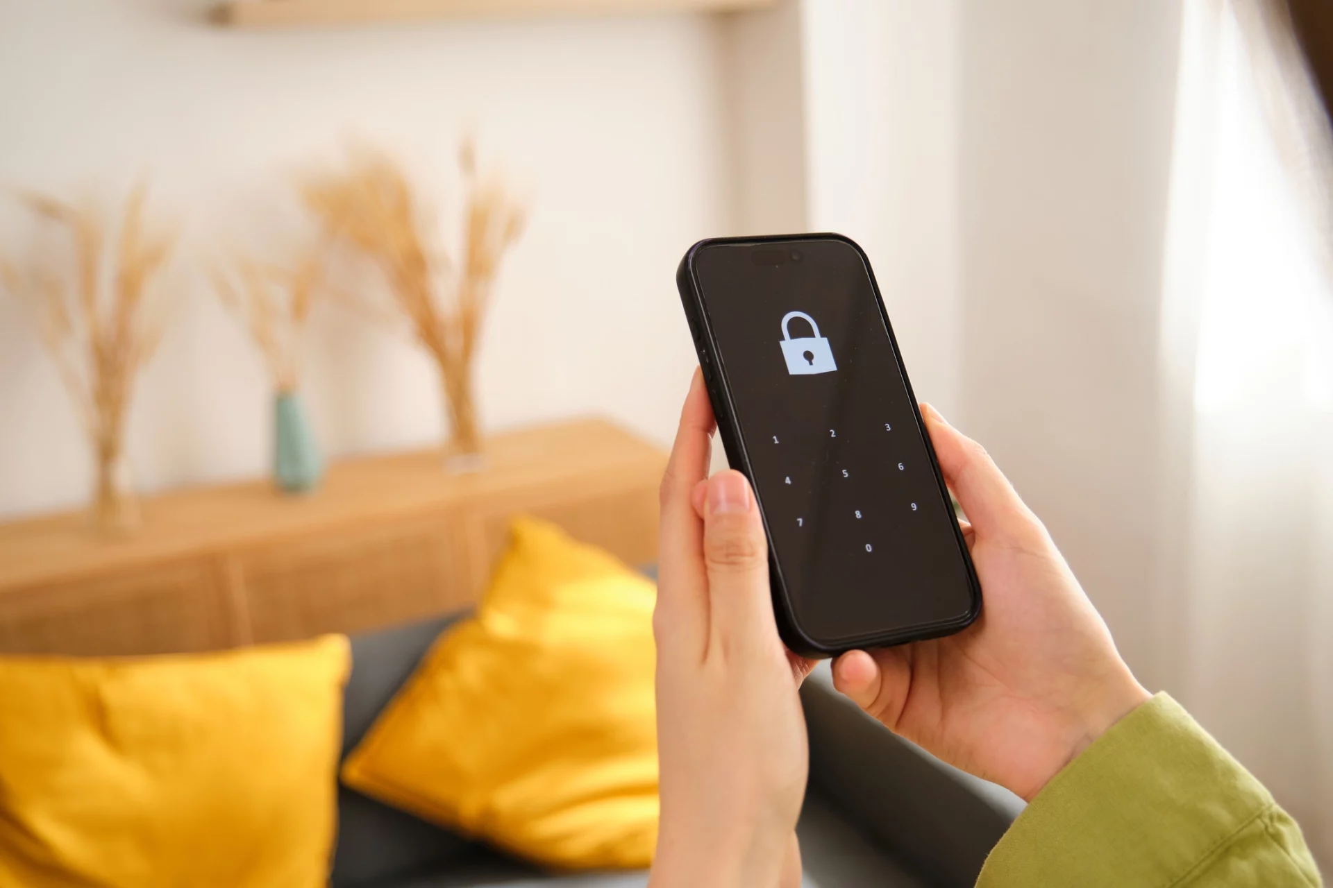 bloqueio do celular de moça para proteger suas contas