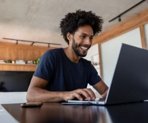 profissional feliz edita perfil após entender como personalizar o LinkedIn