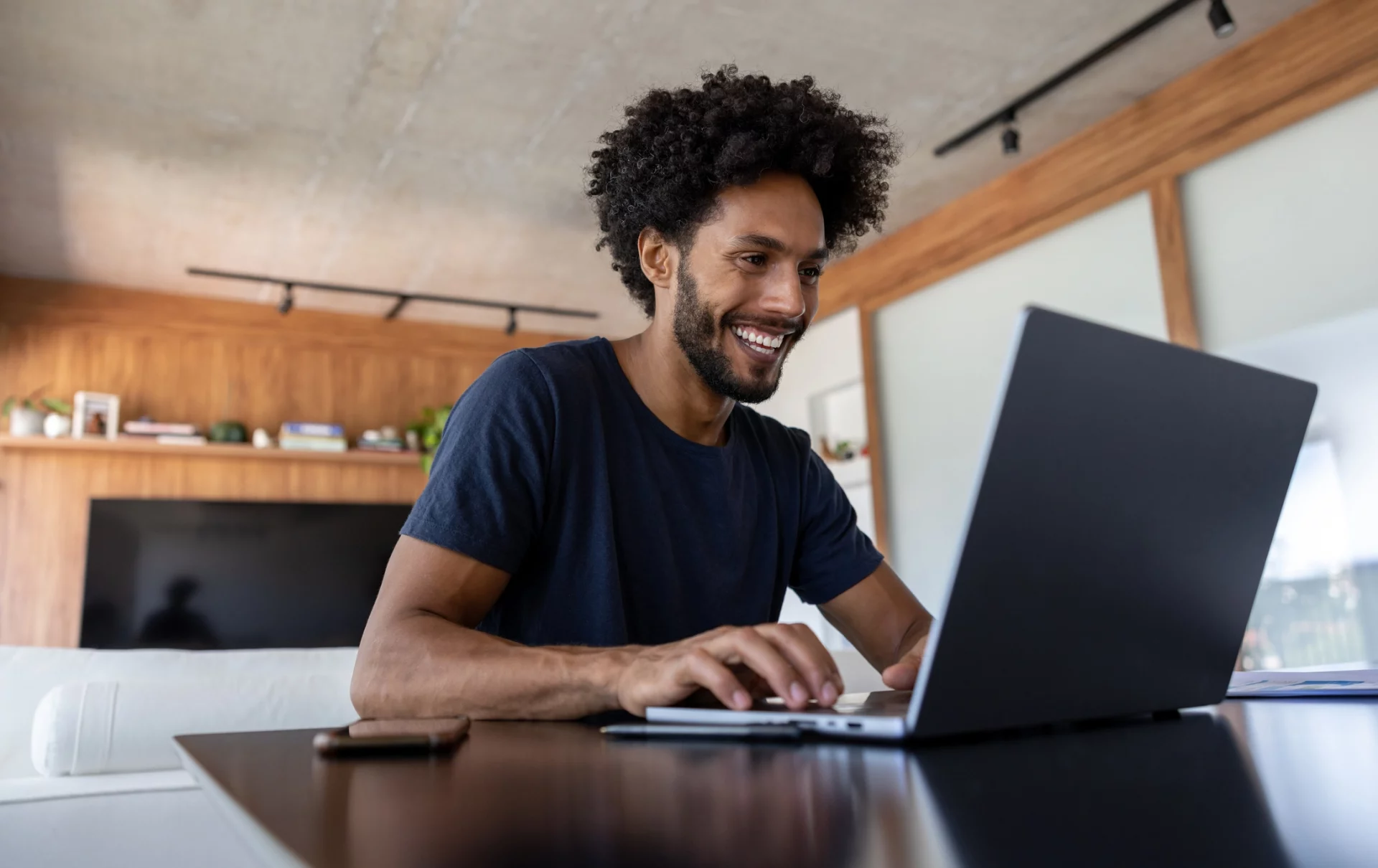 profissional feliz edita perfil após entender como personalizar o LinkedIn