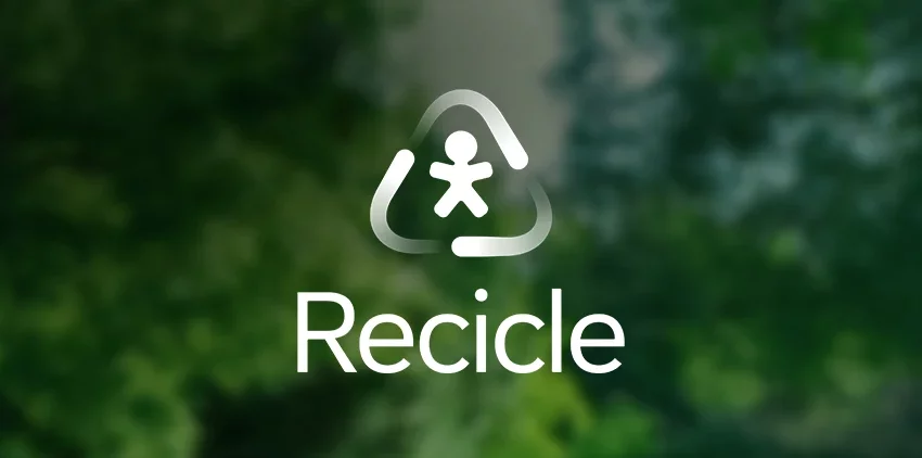 Banner horizontal com fundo verde esfumaçado de árvores, apresentando o ícone de reciclagem estilizado com um boneco no centro e a palavra "Recicle" escrita em branco.