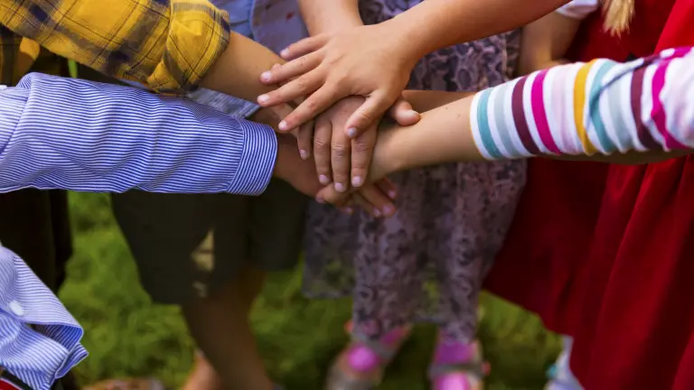 Na inclusão escolar, as crianças aprendem que todos são iguais, e que se deve cooperar 