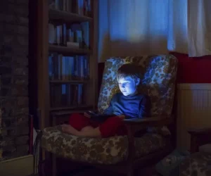 Criança exposta a tela durante a noite pode ter problema de visão. Para evitar esse e outros problemas decorrentes do uso excessivo de dispositivos, é necessário definir o tempo de tela dos pequenos