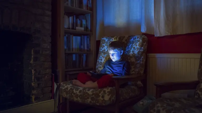 Criança exposta a tela durante a noite pode ter problema de visão. Para evitar esse e outros problemas decorrentes do uso excessivo de dispositivos, é necessário definir o tempo de tela dos pequenos