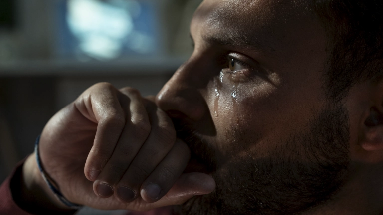 Homem chora na imagem, símbolo de uma luta contra o machismo tóxico que prega que homens não podem demonstrar sentimentos