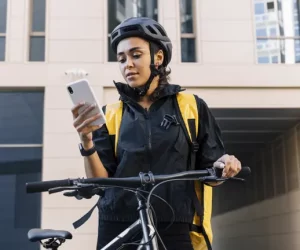 Mulher sai com a bicicleta no dia mundial sem carro, até porque entende a urgência de melhorarmos a mobilidade urbana nos grandes centros