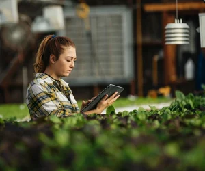 Mulher mexe em tablet para ter controle sobre as condições adequadas para o manejo. A tecnologia tem sido uma grande aliada para que mais e mais mulheres do agro