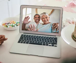 Casal dá tchau ao computador por transmitir comemoração de aniversário para amigos e familiares online