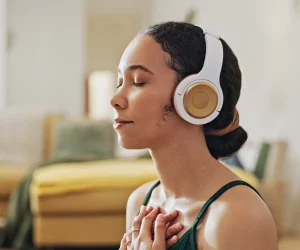 Mulher faz meditação e fecha os olhos para serenar neste janeiro branco