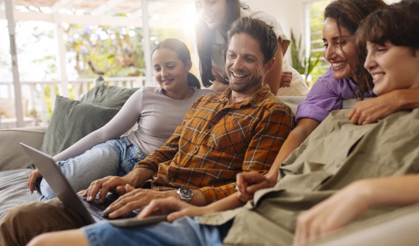 família unida navega feliz pela internet depois da regulação das redes sociais