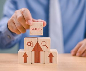 Homem monta cubos que mostram como as soft skills são importantes para o crescimento dos negócios