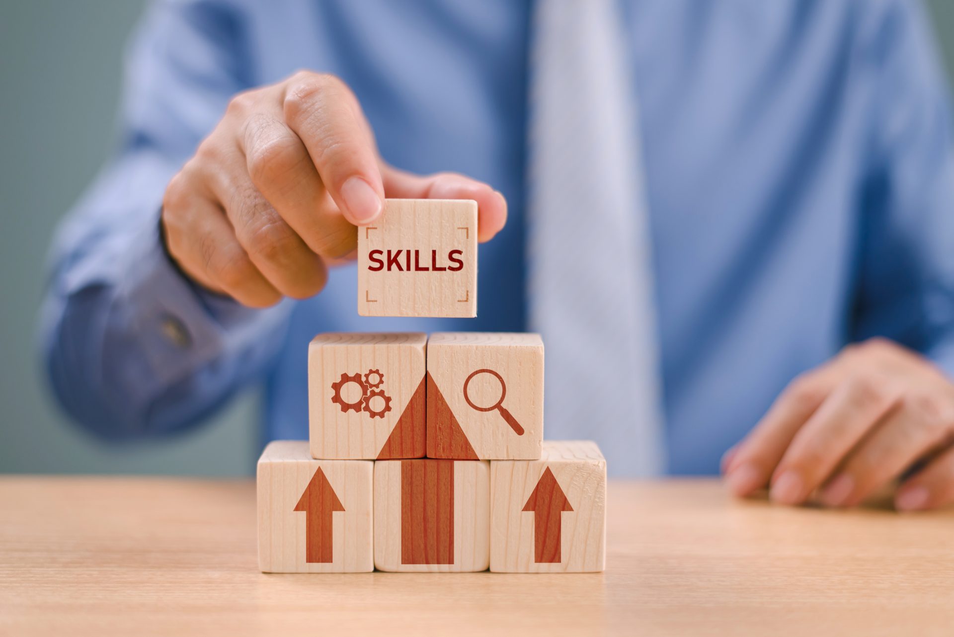Homem monta cubos que mostram como as soft skills são importantes para o crescimento dos negócios
