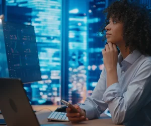 Mulher analisa o certificado de segurança do seu computador