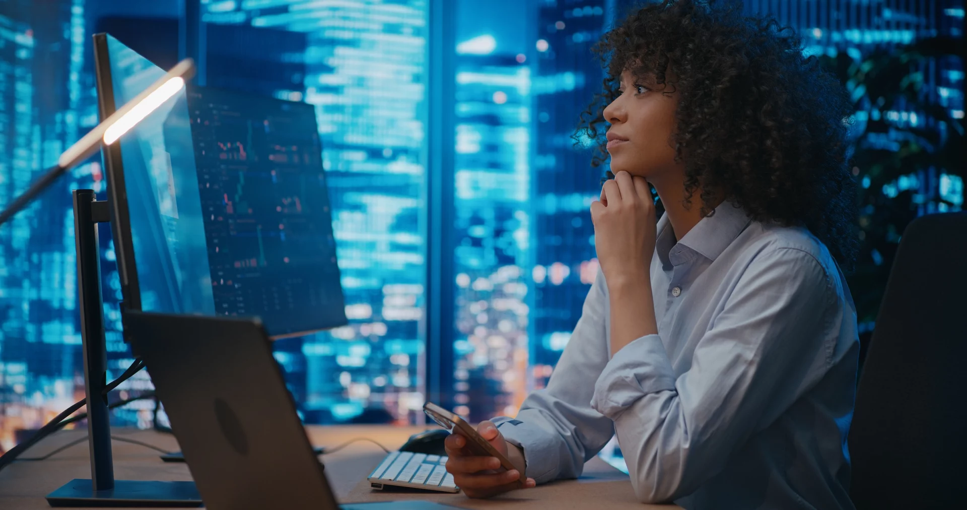 Mulher analisa o certificado de segurança do seu computador