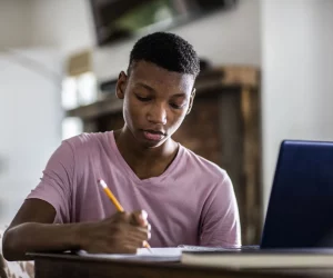 Homem jovem estuda em plataforma de microlearning