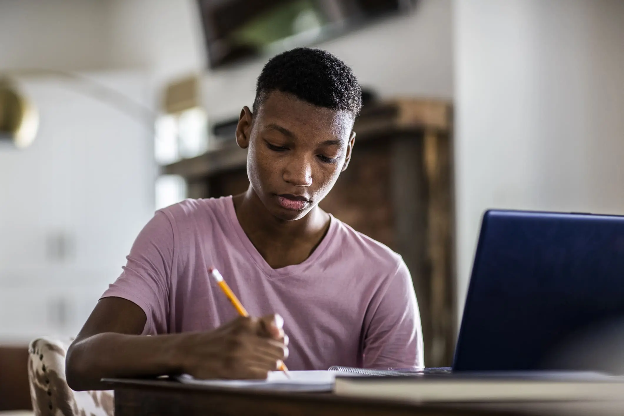 Homem jovem estuda em plataforma de microlearning