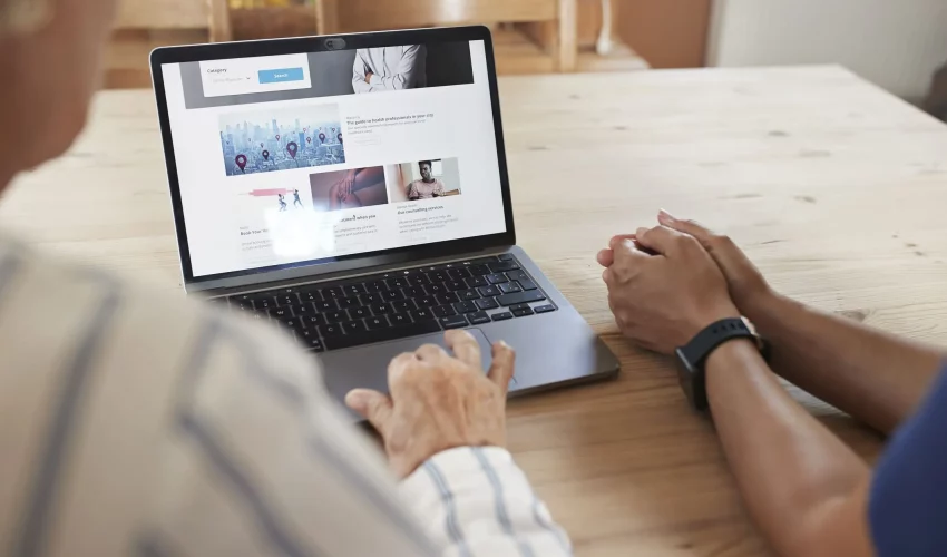 Duas pessoas acessam um portal de microlearning