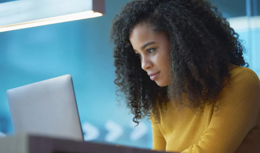 Mulher acessa, concentrada, plataforma de microlearning