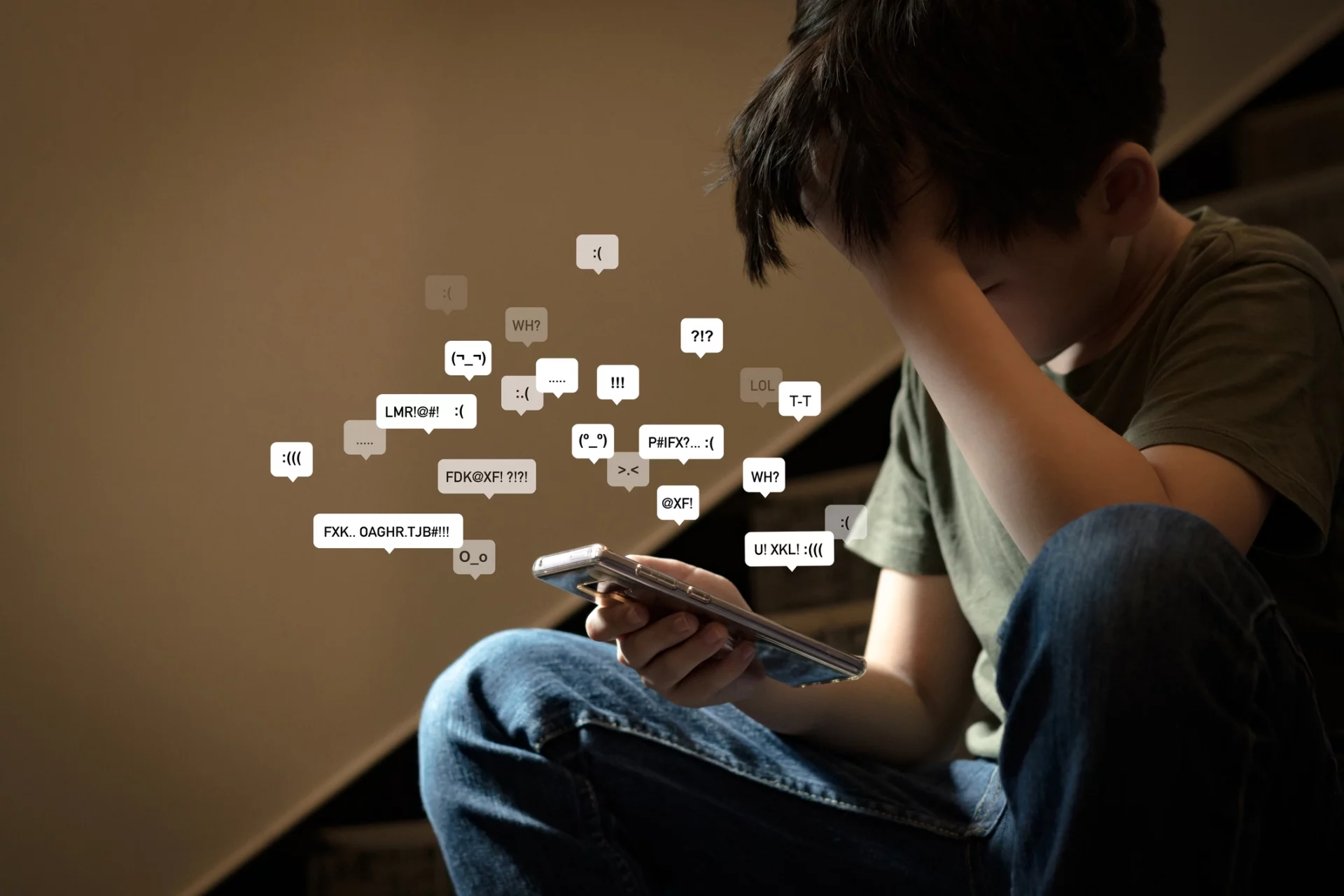 Criança sentada sozinha usando dispositivo móvel, com várias expressões de chat e emoticons ao redor