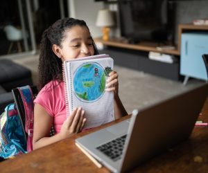 criança faz desenho de mundo unido e planeta preservado e mostra para o computador, em uma videochamada, O futuro do planeta está nas nossas crianças e nos adultos que se interessam pelo curso da cop 30