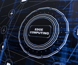 Infográfico digital com o texto central "Edge Computing" conectado a ícones de aviões, turbinas eólicas e eletrônicos, representando uma rede integrada.