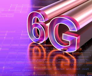 Logotipo 3D metálico escrito "6G" sobre um fundo tecnológico roxo com linhas de circuitos e códigos de programação.