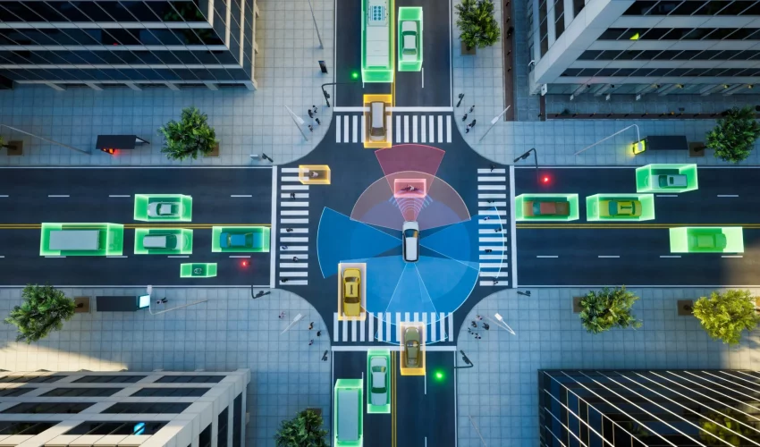 Vista aérea de um cruzamento urbano com carros e pedestres destacados por gráficos de sensores coloridos, ilustrando a comunicação em tempo real via rede 6G.